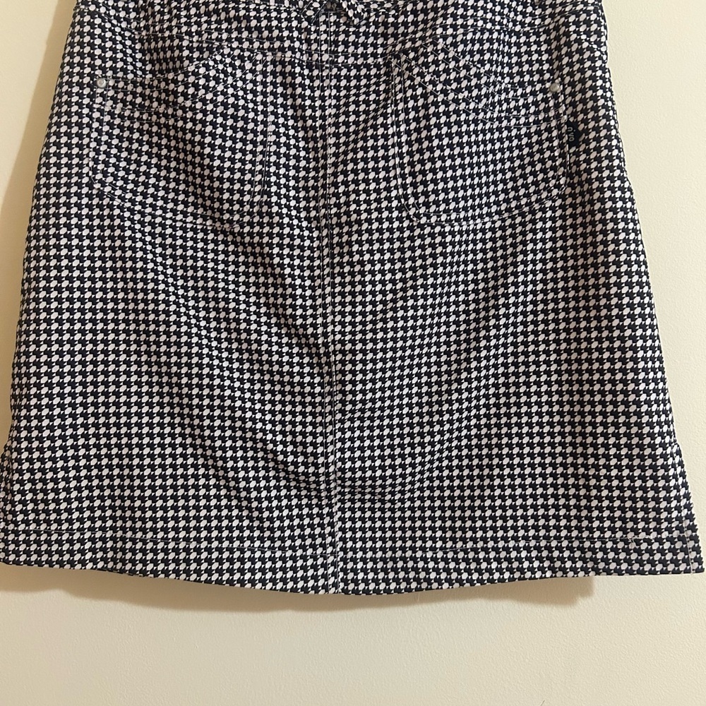 Chic Houndstooth Pencil Skirt - Picture 2 of 4
